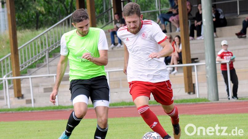 Die SpVgg Wiesau besiegte den TSV Bärnau mit 4:0. Das Bild zeigt den zweifachen Torschützen Fabian Höfer (rechts) im Laufduell mit Jonas Härtl. Bild: heh