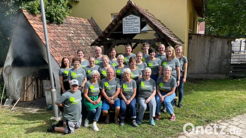 Ein Teil des Helfer-Teams vor dem Backofen in Tannlohe. Bild: Kerstin Bodendörfer/exb
