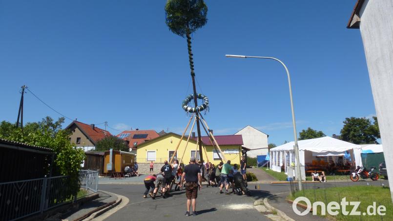 30 Grad und ein 30 Meter langer Baum: Das Aufstellen ist ein schweißtreibender Kraftakt. Bild: bk