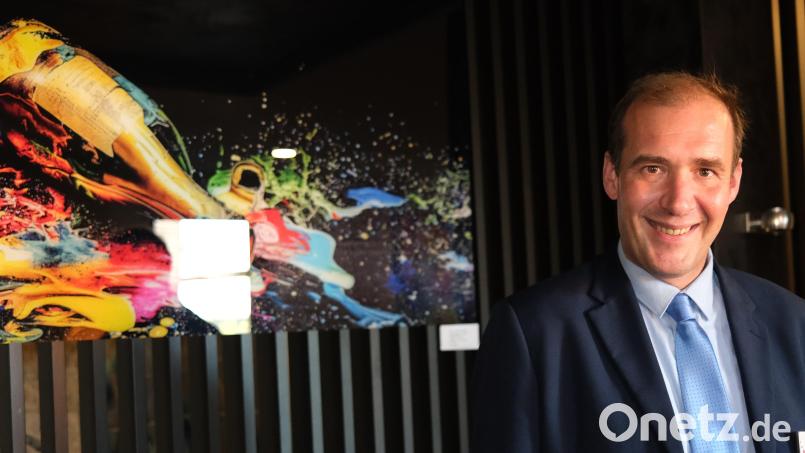 Paul-Patrick Heitzer erstellt seine Kusntwerke mit Hilfe der künstlichen Intelligenz. Das Motiv mit der Champagner-Flasche ziert auch das Titelblatt der Ausstellungsbroschüre &quot;Champagner &amp; Kunst&quot;. Bild: Hirsch