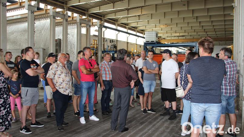 Viele Interessenten ließen sich die Gelegenheit nicht entgehen, einen Blick hinter die Kulissen von Rötzer-Ziegel-Element-Haus zu werfen. Bild: exb