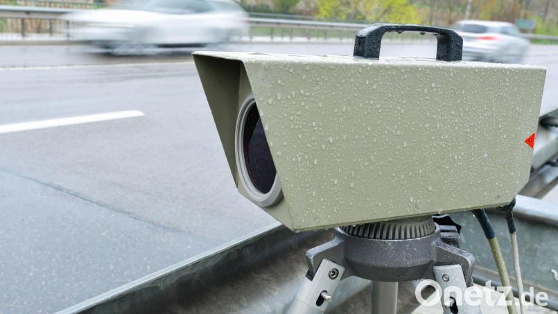 Im Jahr 2022 wurden von der Verkehrspolizeiinspektion Weiden im gesamten Zuständigkeitsbereich 892 Geschwindigkeitsmessungen mit technischen Großgeräten durchgeführt und dabei rund 1 Million Fahrzeuge gemessen Bild: Uwe Anspach/dpa