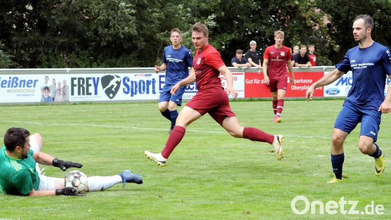 Dominik Schuller, der Torwart der SG Friedenfels/Fuchsmühl, fängt den Ball vor dem Waldershofer Jan Philipp Rebhan (rotes Trikot) ab, rechts SG-Spieler Philipp Weiherer. Die SG gewann das Spitzenspiel der Kreisklasse Stiftland beim TSV Waldershof II mit 3:0. Bild: heh