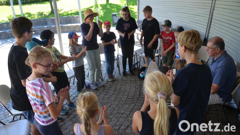 Mit Ute und Albert Sommer üben die Kinder etliche Rap-Songs ein und klatschten im Rhythmus mit. Sogar eine Mozart Sonate war im Programm. Bild: dob