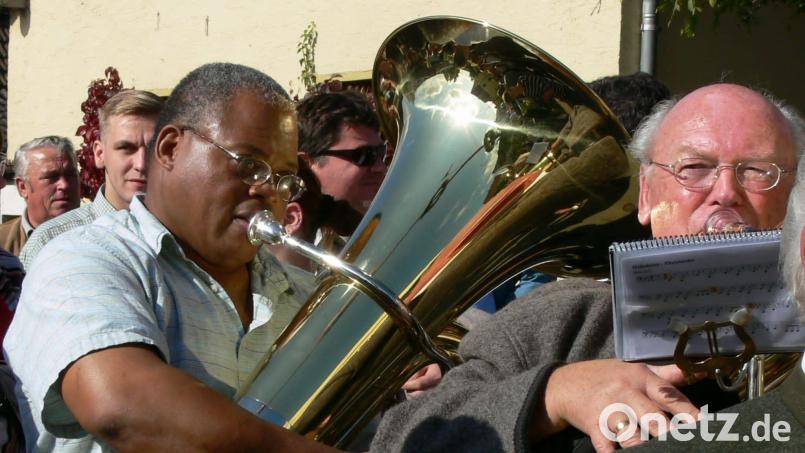 William Roper spielt 2006 spielt bei der Fronberger Kirwa. Bild: Archiv Kirwaverein Fronberg