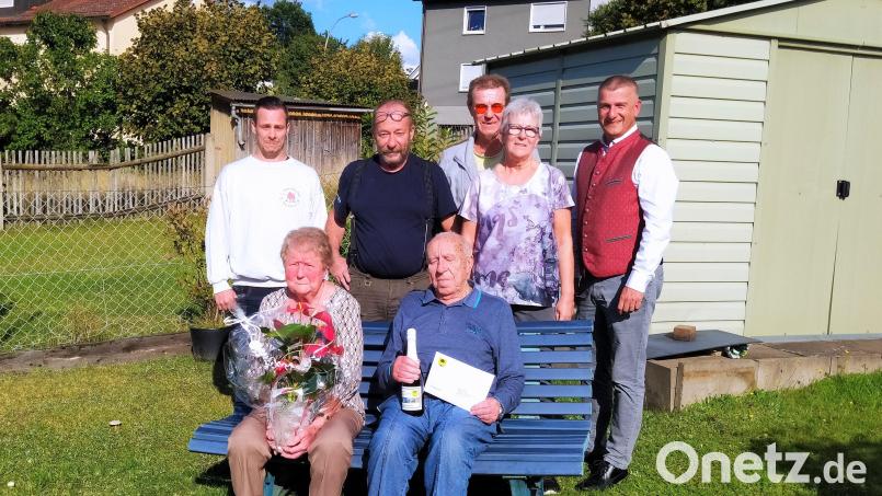 Bürgermeister Dietmar Schaller gratuliert dem Jubelpaar Anneliese und Georg Wild (sitzend) zur eisernen Hochzeit, die sie zusammen mit Tochter Christine, den Söhnen Roland und Hans und Enkel Tobias (von rechts) feierten. Bild: kki