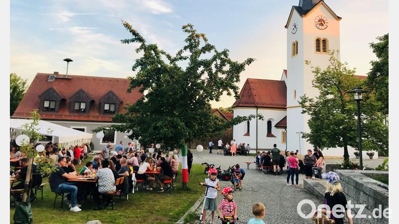 Eine &quot;italienische Nacht&quot; wird auf dem Dorfplatz in Etsdorf gefeiert. Im Hintergrund die Kirche St. Barbara. Bild: gri