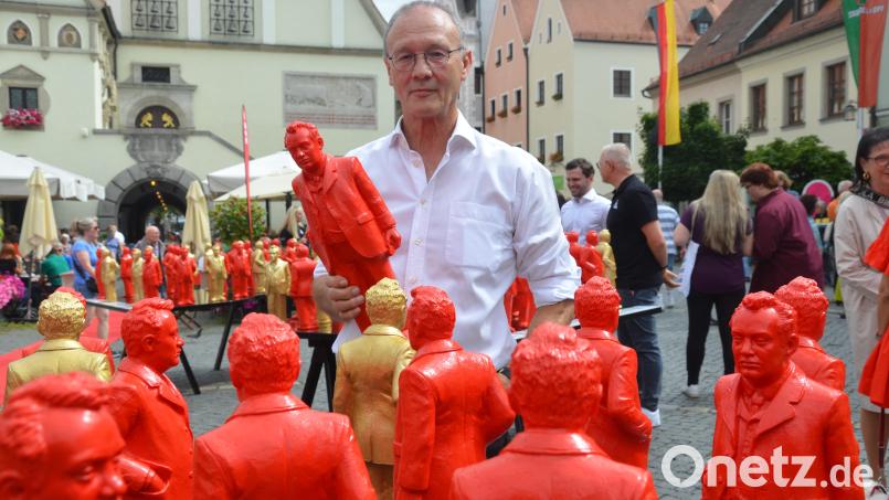In Weiden präsentiert Ottmar Hörl 150 Max-Reger-Figuren. Ähnliche Darstellungen von Richard Wagner wurden in Bayreuth gestohlen. Bild: Kunz