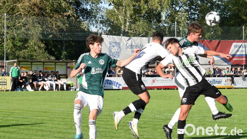 Der SV Mitterteich empfängt am Mittwoch die SpVgg Bayreuth II. Das Bild zeigt eine Szene aus dem letzten Heimspiel der Stiftländer gegen den FSV Stadeln (1:3). In den grünen Trikots die Mitterteicher Sebastian Bilz und Jakub Nedbaly (links). Archivbild: Gebert