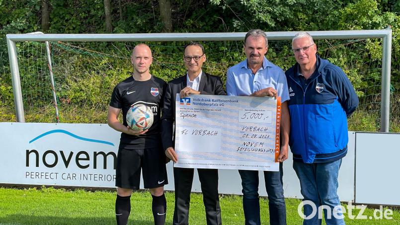 Über die Spende freuen sich bei der Übergabe des Schecks: Nico Biersack (Mannschaftsführer), Dr. Johannes Burtscher (CFO Novem Gruppe) Hans Wiesnet und Gerhard Wilterius (Spartenleiter). Bild: ilt