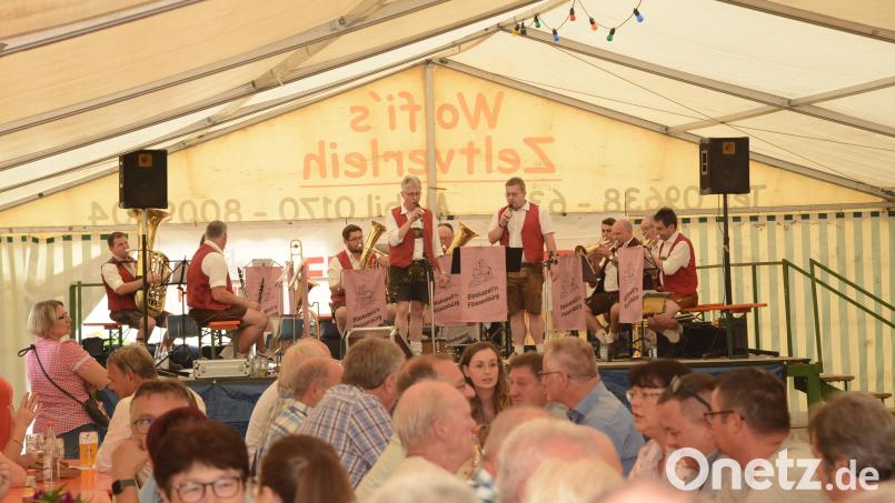 Schon zum Frühschoppen treffen sich die Flossenbürger im Festzelt und feiern den Kirwa-Sonntag. Bild: bey