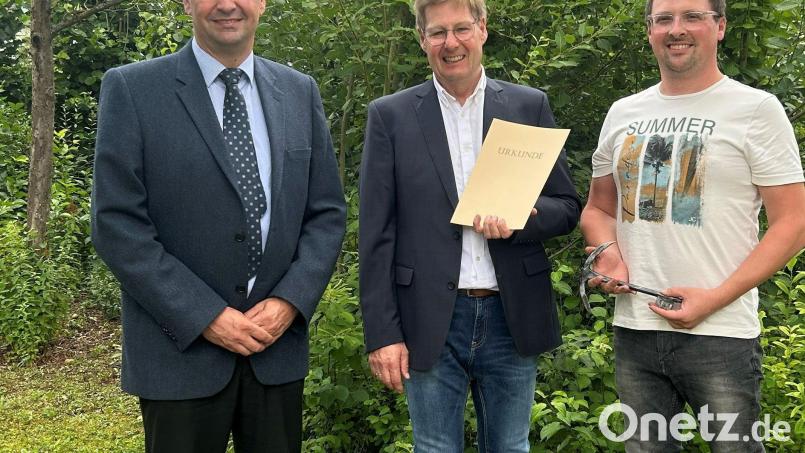 Behördenleiter Mathias Rosenmüller verabschiedet den Leiter der Flussmeisterstelle Kümmersbruck, Hans Pickelmann, und begrüßt seinen Nachfolger, Christoph Gollwitzer Bild: WWA Weiden, Thomas Scheitinger/exb
