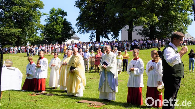 Beim Festgottesdienst am großen Frauentag am Fahrnberg mit Weihbischof Reinhard Pappenberger (Mitte) meinte es die Sonne besonders gut mit den vielen Gläubigen. Bild: fvo