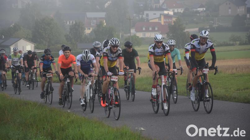 Obwohl jeder für sich treten muss, ist Radmarathon Teamarbeit. Gerhard Reil und Herbert Deutschländer (vorne von links) vom VC Corona Weiden betätigten sich beim Pirker Radmarathon als Schrittmacher. Bild: fz