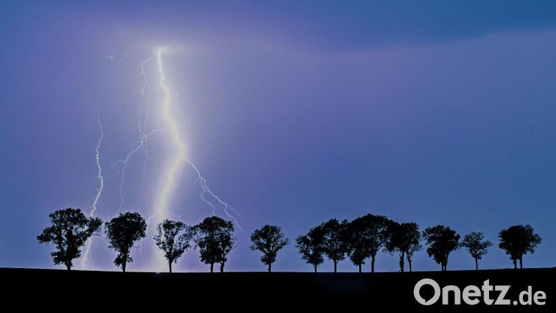 Der Deutsche Wetterdienst (DWD) warnt vor schweren Gewittern. Symbolbild: Patrick Pleul/dpa