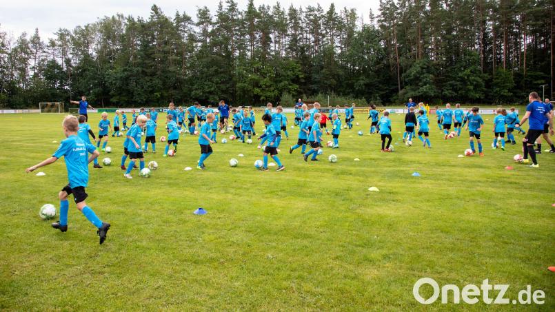 Trainingseinheiten wechselten sich im Fußballcamp in Kauerhof mit Turnieren ab. Bild: Bernd Maul/exb