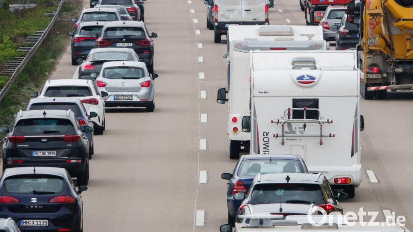 Ein Leichenwagen hat auf der A 3 erst einen Unfall und dadurch eine Autobahnsperrung verursacht. Symbolbild: Mia Bucher/dpa