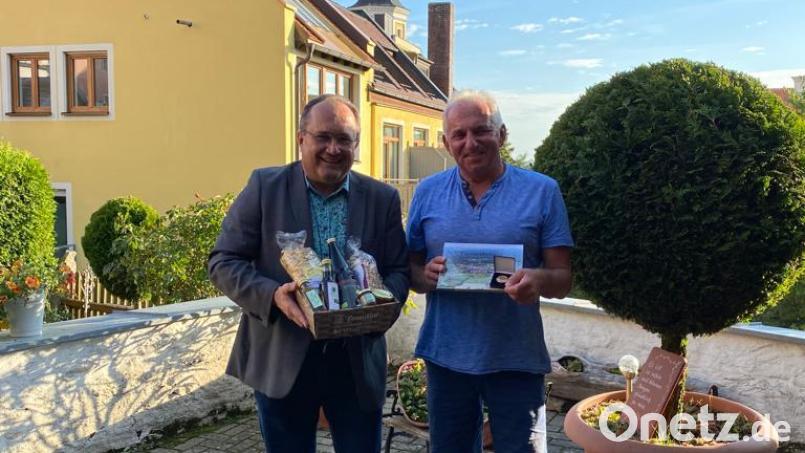 Bürgermeister Ludwig Gürtler (links) dankt Manfred Schwarz für 40 Jahre Urlaub in Tännesberg. Bild: rfi