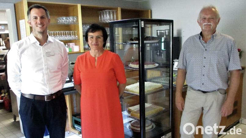 Die Cafeteria in der Asklepios Klinik Lindenlohe hat eine neue Pächterin. Geschäftsführer Felix Sasse (links) begrüßt Elisabeth Graf mit Ehemann Albert. Bild: Hildebrand/exb