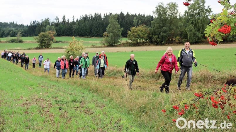 Der Bierwandertag beim Friedenfelser Herbstfest lockt alljährlich Tausende von Besuchern an. Der Bierwandertag 2022 führte die Teilnehmer (Bild) über ein Teilstück des „Klima-Terrain-Wegs“ der Gemeinde Friedenfels. Archivbild: bsc