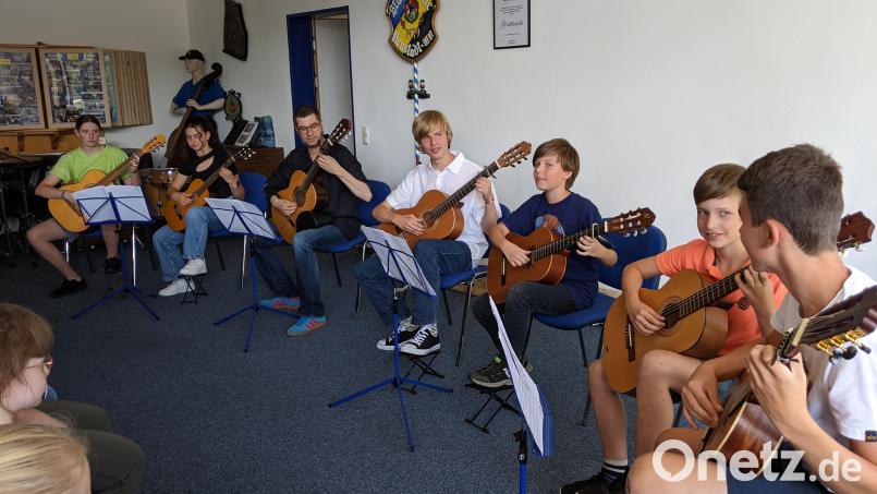 Die Vielseitigkeit demonstriert der siebenköpfige Gitarrenspielkreis unter Leitung von Musiklehrer Robert Hösl (Dritter von links) mit Werken von Klassik bis Avantgarde. Bild: kwl