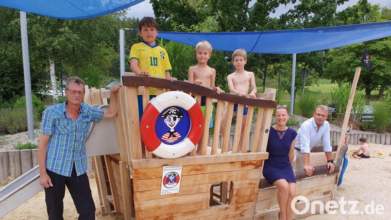 Endlich kann die &quot;Black Pearl&quot; in See stechen. Das Spielschiff wurde mit der Unterstützung des Freibadfördervereins und Beate Savidis angeschafft. Darüber freuen sich nicht nur die Kinder, sondern auch Bürgermeister Karlheinz Budnik. Bild: Lowak