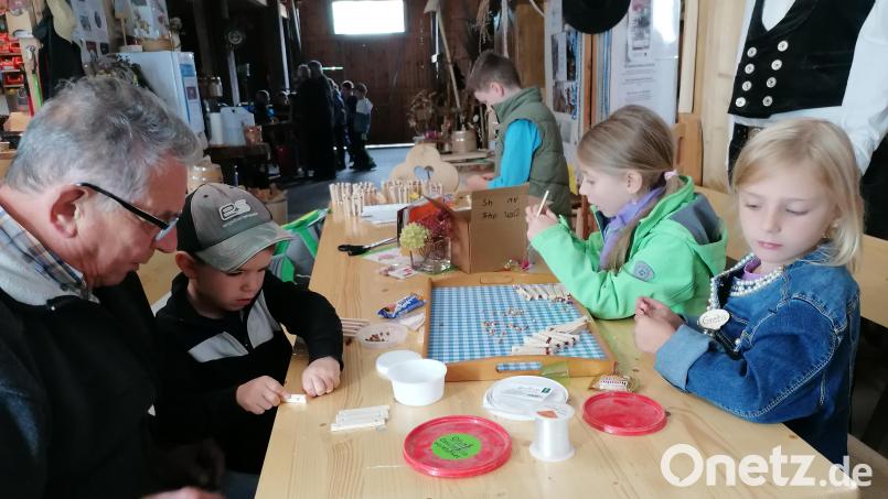 Insgesamt 24 Kinder bastelten beim Ferienprogramm in der Handwerkerscheune Teelichthalter aus Holz. Bild: Arbeitskreis Historisches Handwerk/exb