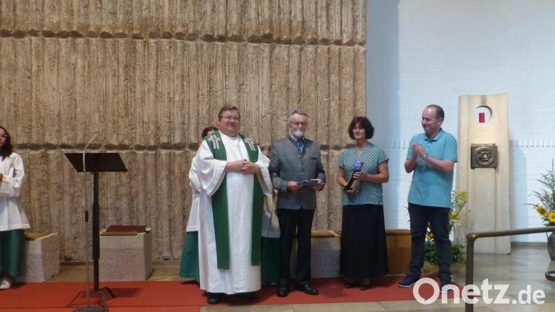 Stadtpfarrer Hubert Bartel gratulierte Mesner und Kirchenpfleger Ferdinand Schönberger nicht nur zum 80. Geburtstag. Er überreichte im Auftrag der Diözese Regensburg und Bischof Rudolf Voderholzer für die &quot;herausragenden Dienste über 40 Jahre lang die Bischof-Johann-Michael-von-Sailer-Medaille. Bild: ser