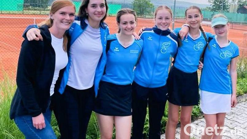 Die Tennisspielerinnen der U15 des TC Dürnsricht freuen sich über den zweiten Platz zum Saisonschluss. Bild: Ehlerding/exb