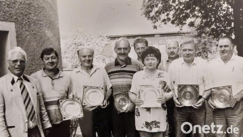 Rückblende ins Jahr 1983: Der Stopselclub Röckenricht ehrte bei einer Jubiläumsfeier Gründungsmitglieder. Archivbild: Stopselclub Röckenricht/exb