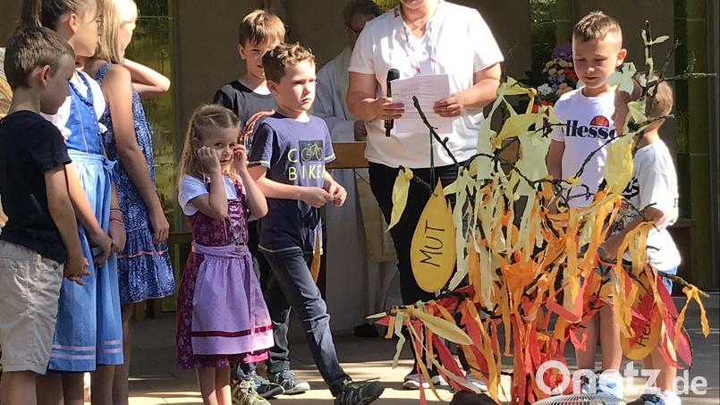 Die Kinder feierten einen fröhlichen Gottesdienst, tanzten vor dem Altar und behängten zu den Fürbitten den &quot;brennenden&quot; Busch mit &quot;Fruchtflammen“, nämlich Mut, Hilfe, Liebe und Frieden. Bild: mma