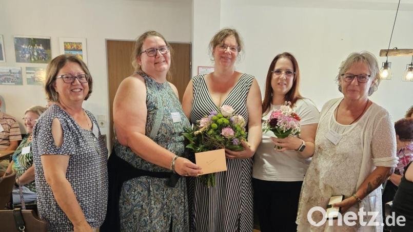Mit einem Geschenk bedankten sich die Vertreter der Selbsthilfegruppe bei der städtischen Kontaktstelle für die Unterstützung (von rechts): Cornelia Lochner, Esther Müller-Rummel, Kerstin Bauer, Christina Struzyna und Sabine Graf. Bild: Claudia Metzler/exb