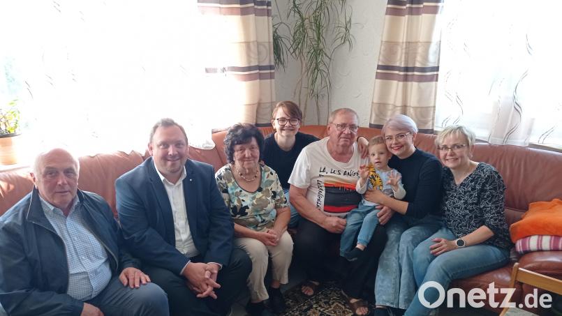 Das Bild zeigt das Jubelpaar (Mitte) im Kreis der Familie mit Seniorenbeauftragtem Gerhard Weber und Zweitem Bürgermeister Mario Rabenbauer (von links). Bild: fpoz