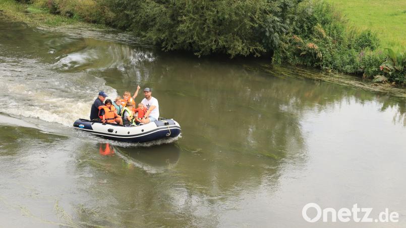Beim Ferienprogramm in Vilshofen sind die Kinder mit dem Feuerwehr-Einsatzboot auf der Vils unterwegs. Bild: mrr