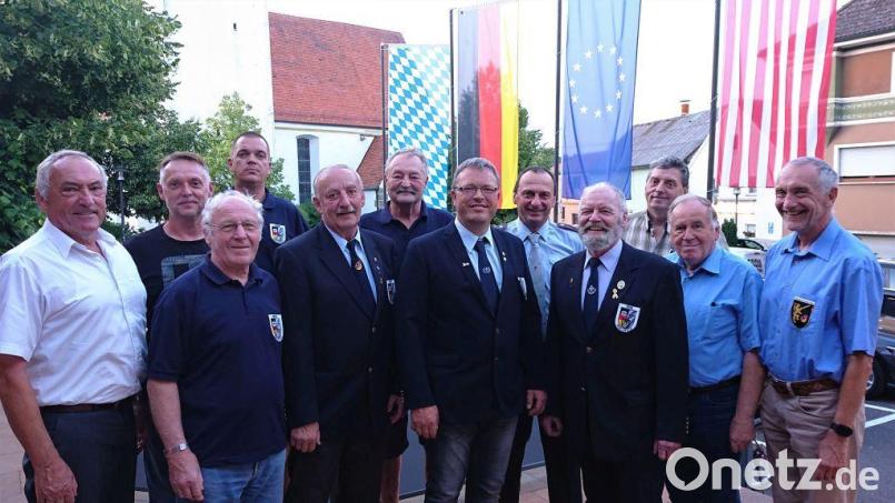 Wahlen bei den Reservisten in Edelsfeld: (von links) Werner Gebhard, Ingo Schuster, Georg Ertl, Martin Oseloff, Werner Schmidt, Manfred Gnahn, Michael Schuster, Erwin Hagerer, Hans Reiner Heldrich, Hans Klann, Horst Embacher und Bertram Gebhard. Bild: SRK Edelsfeld/exb