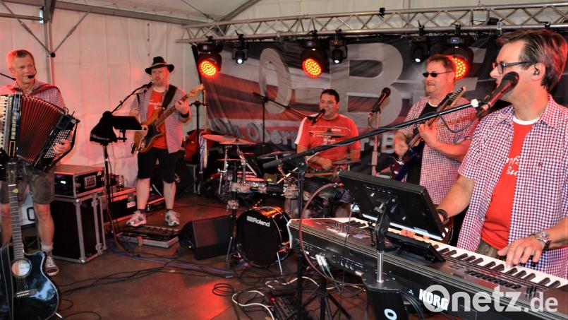 Der „Original Oberpfälzer Buam-Express“ im Bandleader Andreas Gleißner (Mitte) feierte mit einem Open-Air-Konzert am Montagabend 15-jähriges Bestehen - coronabedingt mit zweijähriger Verspätung. Bild: jr