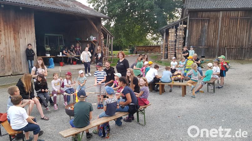 Rund 30 Kinder und Jugendliche hatten viel Spaß beim Stockbrotgrillen über dem Lagerfeuer. Bild: ban