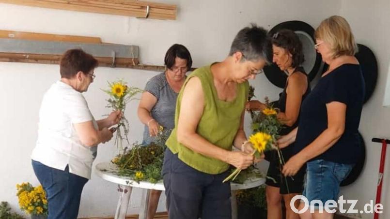 Zahlreiche Frauen beteiligten sich am Kräuterbüschlbinden. Bild: Angelika Vogl/exb