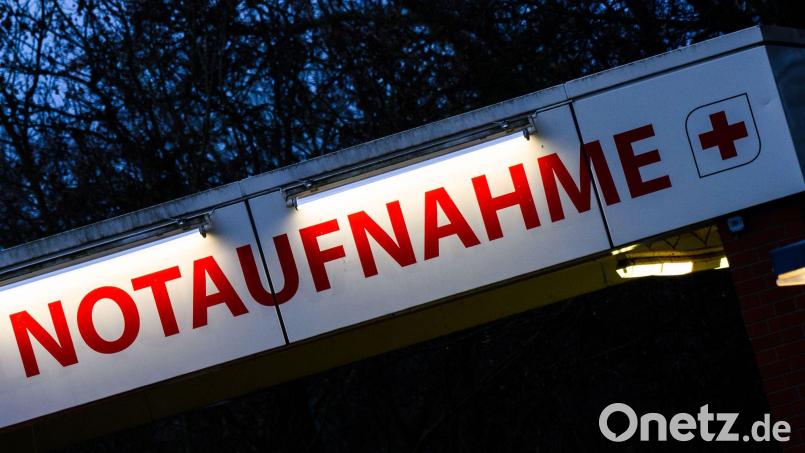 Helfer haben ein dreijähriges Mädchen am Boden eines Schwimmbeckens in Bamberg gefunden. Symbolbild: Julian Stratenschulte/dpa