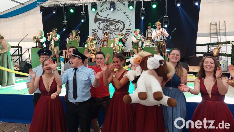 Ein Höhepunkt beim Feuerwehrfest in Schmidgaden: der Auftritt der Oktoberfest-Kapelle Menzl. Bild: jua
