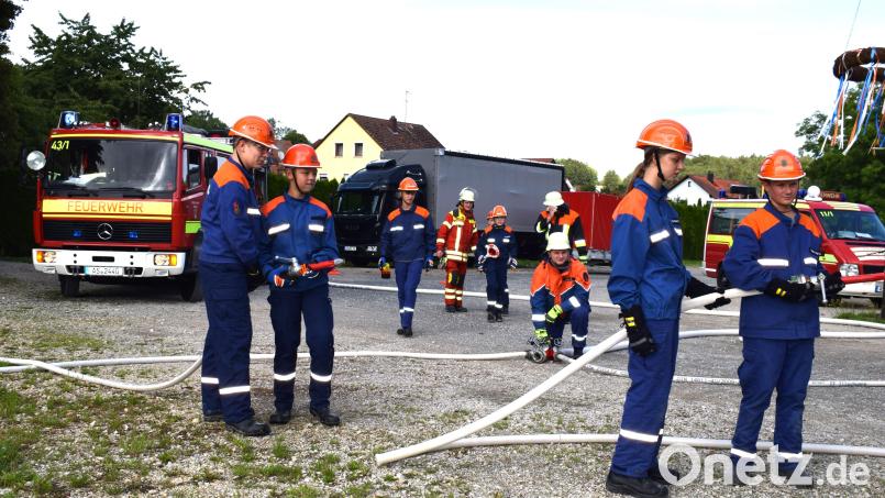 Die im Frühjahr 2023 formierte Gemeindejugendfeuerwehr Illschwang präsentierte sich den Gästen des Hallenfests bei einer Schauübung. Bild: no