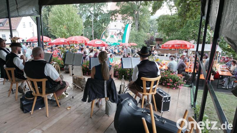 Die Kapelle &quot;Blechrauschen&quot; sorgt für zünftige Stimmung am Wolfringer Bergfest Bild: nib