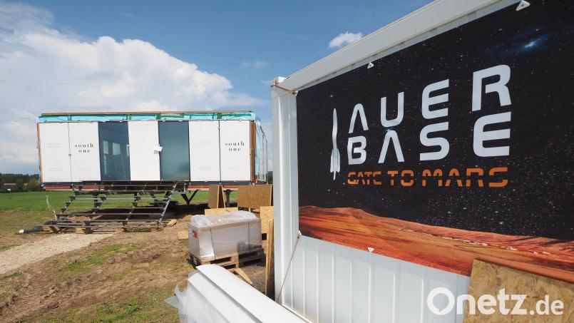 Der futuristische Infopavillon im Gewerbegebiet Saaß bei Auerbach ist fast fertiggestellt. Er soll über das Hotelprojekt &quot;Auerbase&quot; informieren. Bild: kek