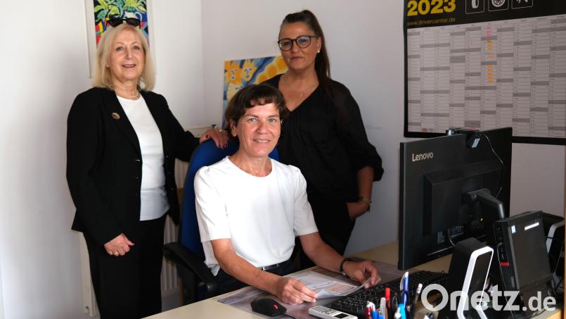 Brigitte Koch-Singer (links) ist Vorsitzende des Betreuungsvereins im Landkreis Schwandorf Schwandorf mit 100 Mitgliedern. Rita Sebald (sitzend) und Carola Riederer (rechts) sind hauptamtliche Mitarbeiter. Bild: Hirsch