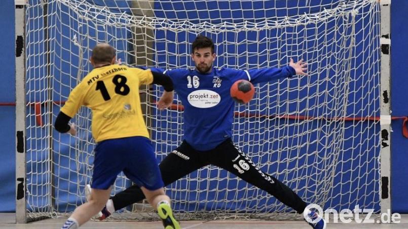 David Meurer (hinten) im Trikot der HSG Schülp-Westerrönfeld-Rendsburg. Der Hahnbacher wechselte nach seiner schweren Knieverletzung für drei Jahre zum Oberligisten, ehe er zum THW Kiel zurückkehrte. Archivbild: Bennith Rath