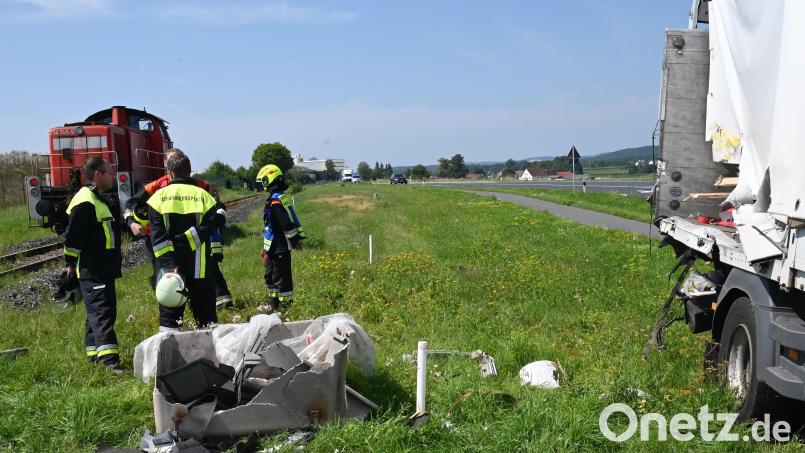 Auf einem Bahnübergang in unmittelbarer Nähe der Firma Dorfner erfasste am Donnerstag, 17. August, eine Lokomotive einen Lkw. Bild: gf