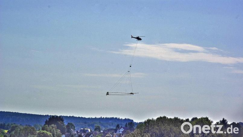 Etwa 35 Meter über dem Boden schwebten die Messgeräte, die am Hubschrauber befestigt waren. Bild: Pöhlmann/fph