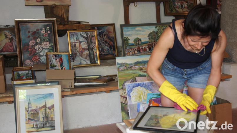 Karin Achatz, Tochter des verstorbenen Stiftländer Künstlers Emil Schicker, will die Gemälde ihres Vaters verkaufen. Bild: kro