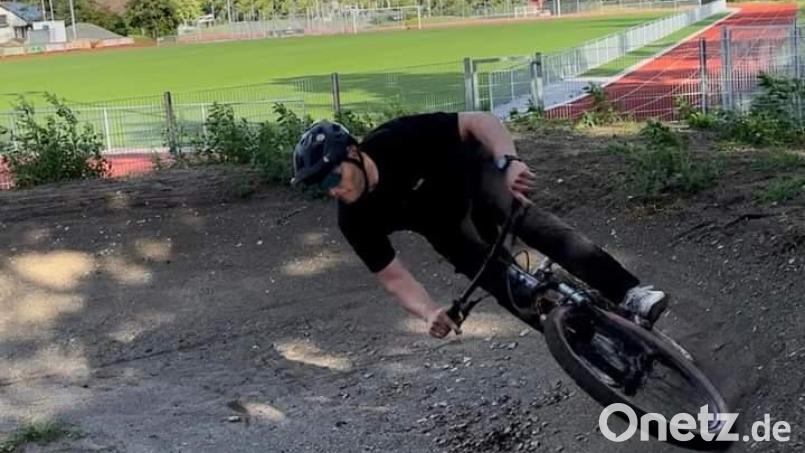 Sebastian Braun fährt mit seinem Mountainbike über die neue Pumptrack-Bahn in Kemnath. Bild: ckl