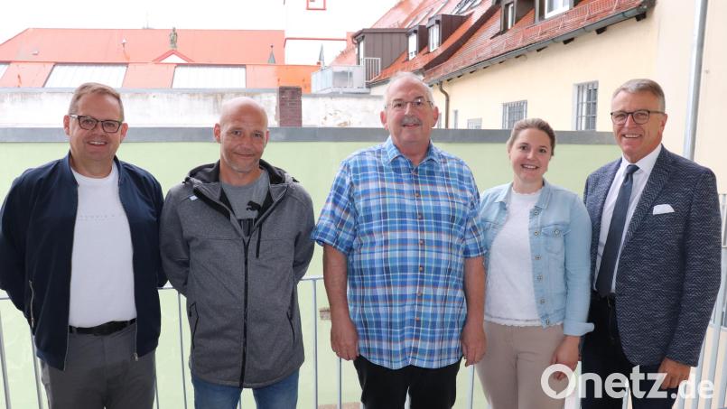 Harald Birner (Mitte) wurde von Bürgermeister Franz Stahl, stellvertretender Leiterin der Hauptverwaltung Rebecca Keck, Stadtwerke-Personalratsvorsitzenden Michael Fiedler und stellvertretenden Stadtwerkeleiter Berthold Zeitler (von rechts) in den Ruhestand verabschiedet. Bild: Stadt Tirschenreuth/exb